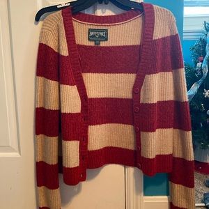 American Eagle medium sweater. Knitted material, very soft and never worn.